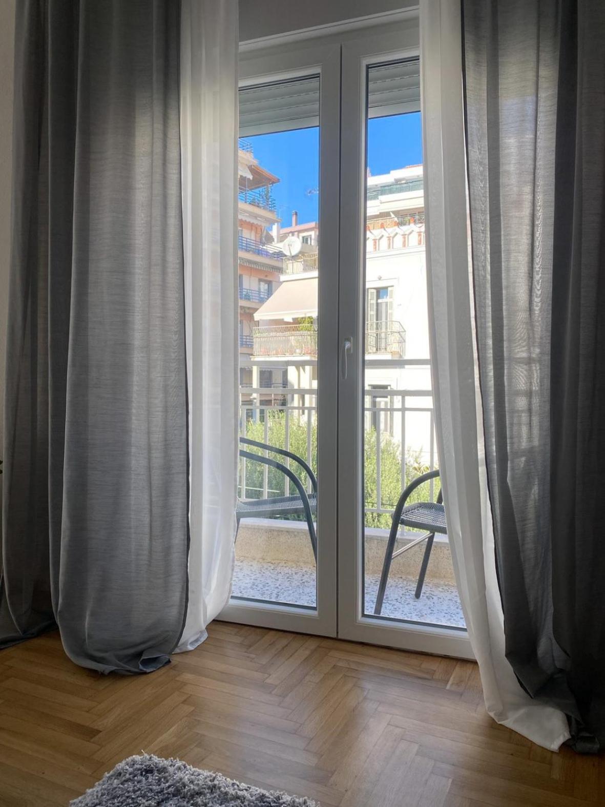 Happy Apartment, Apartment