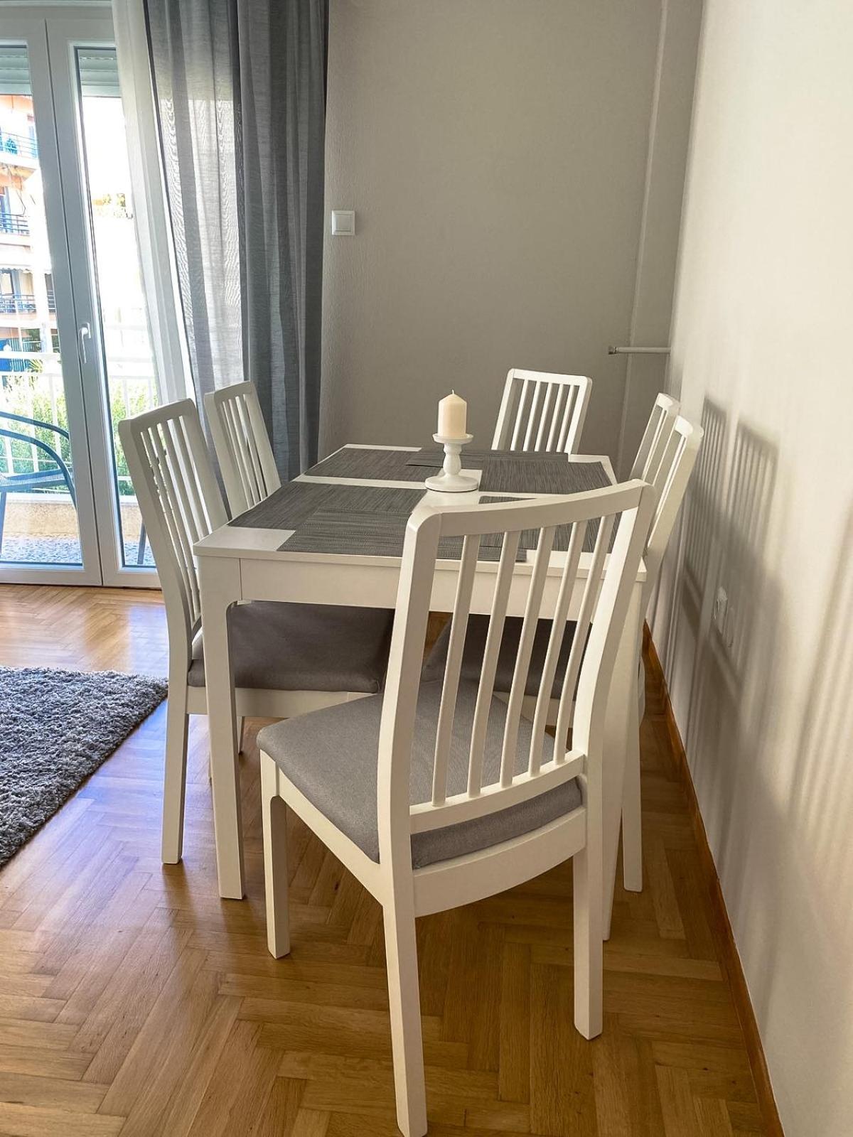 Happy Apartment, Apartment